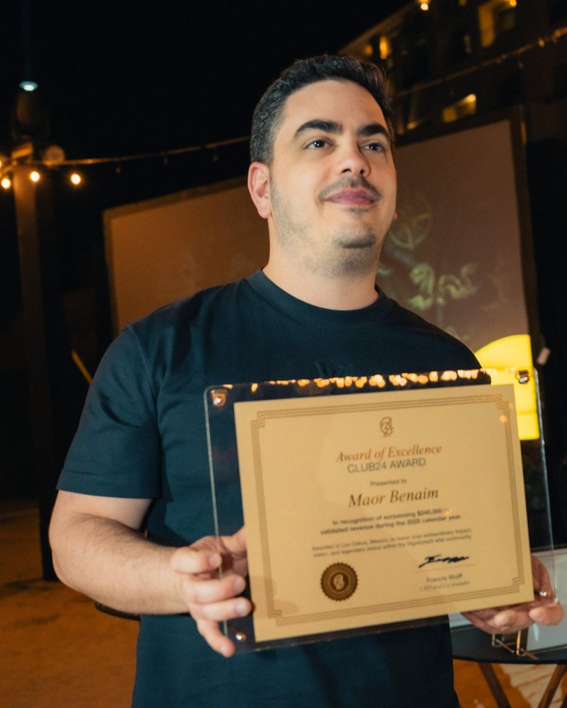 Maor Benaim holding his Digistore24 Club24 Award of Excellence in Los Cabos, Mexico